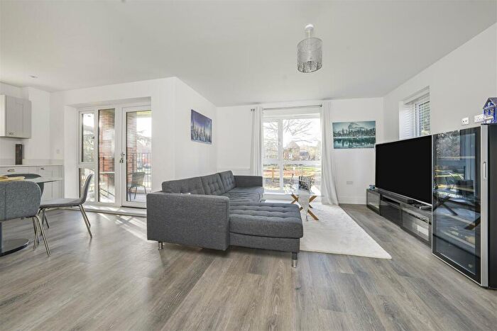 2 Bedroom Flat For Sale In Garrett Crescent, Ottershaw, KT16
