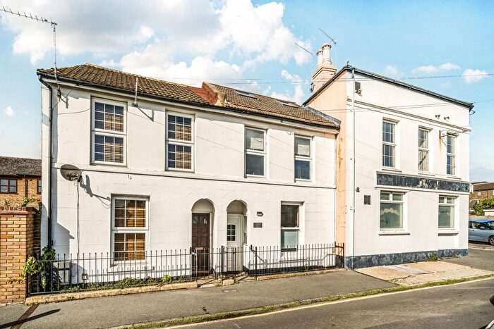 3 Bedroom Terraced House For Sale In Trafalgar Road, Gravesend, Kent, DA11