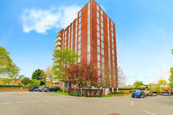 3 Bedroom Flat For Sale In Turnpike Link, Croydon, CR0