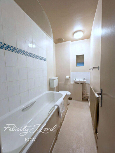 1 Bedroom Flat For Sale In Burdett Road, London, E14