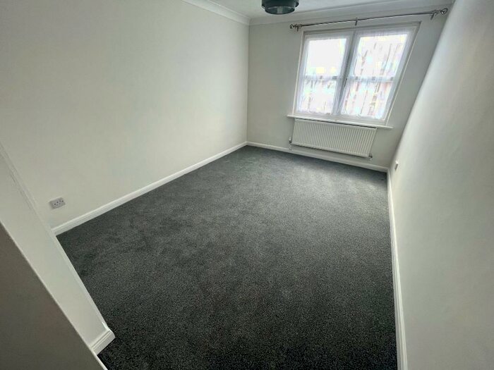 2 Bedroom Flat To Rent In Byron Road, Worthing, West Sussex, BN11