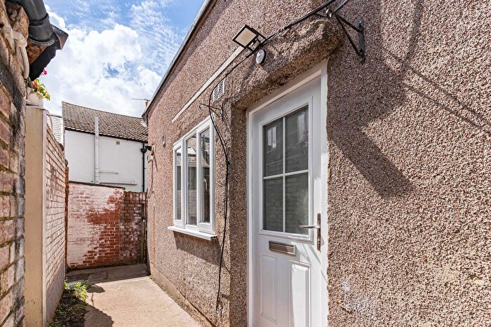2 Bedroom Maisonette For Sale In Leonard Road, London, SW16