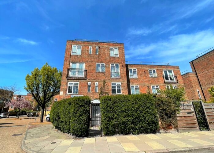 3 Bedroom Ground Maisonette To Rent In Nelson Gardens, Bethnal Green, E2