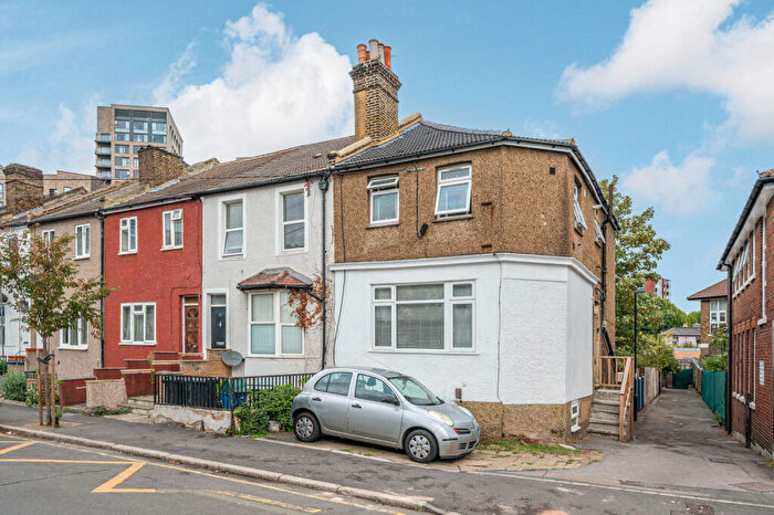 2 Bedroom Flat For Sale In Oval Road, Croydon, CR0