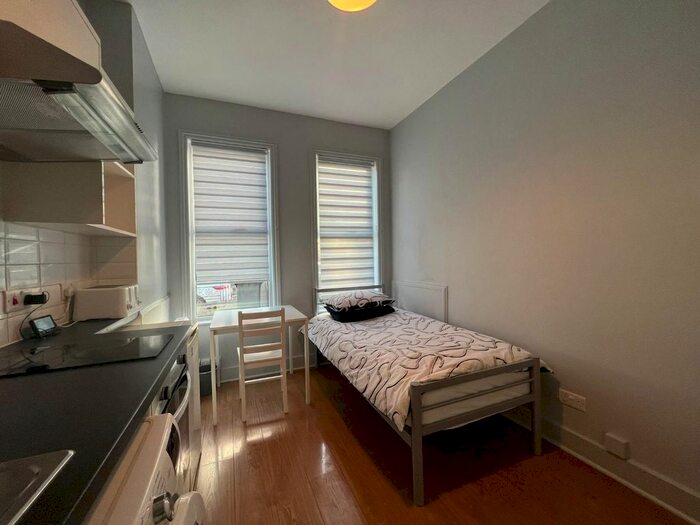 Studio To Rent In Woodside Road, London, N22