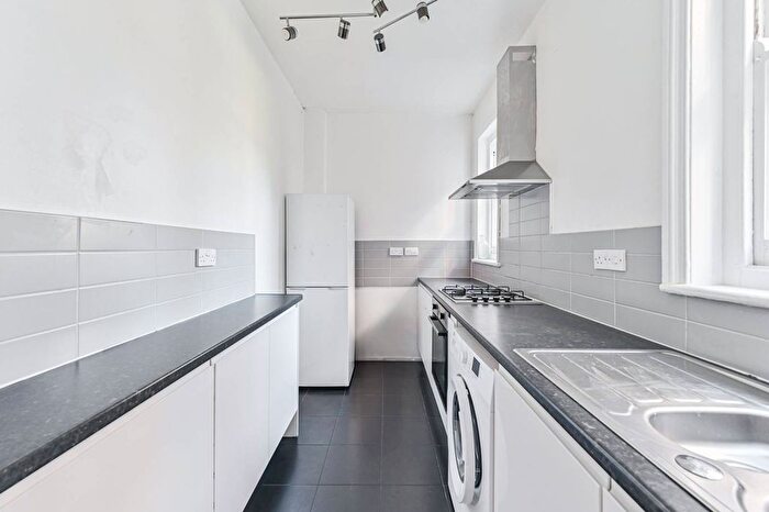 3 Bedroom Flat To Rent In .Crownstone Road, Brixton Hill, London, SW2