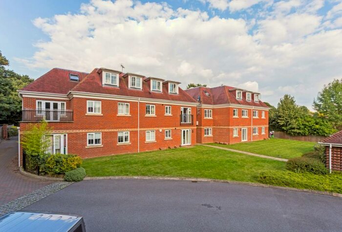 2 Bedroom Flat To Rent In Woburn Hill Addlestone, KT15