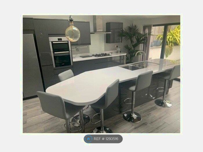 3 Bedroom Semi-Detached House To Rent In West Valley Road, Hemel Hempstead HP3