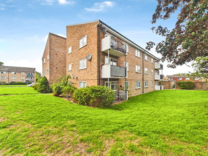 2 Bedroom Flat For Sale In Shermanbury Court, Horsham, RH12