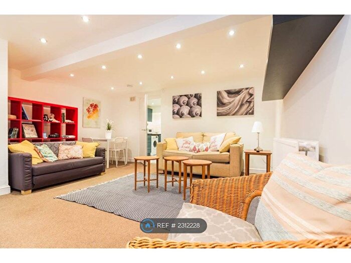 2 Bedroom Flat To Rent In Stoke Newington, London, N16