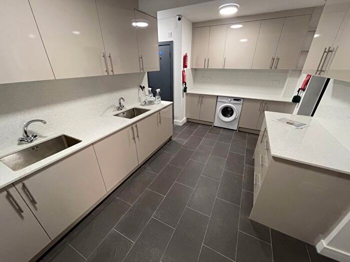 6 Bedroom Detached House To Rent In Gaveston Road, Slough, SL2