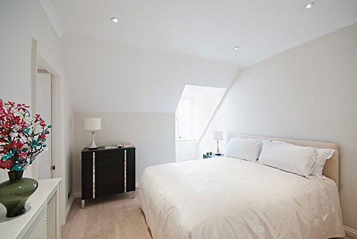 3 Bedroom Flat To Rent In Stratton St, London, W1J