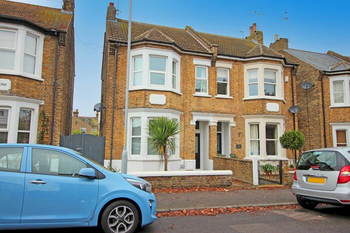 4 Bedroom Semi-Detached House To Rent In Gladstone Road, Broadstairs CT10