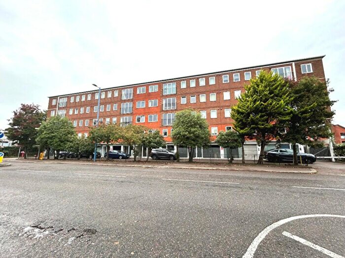 2 Bedroom Apartment To Rent In High Street, Potters Bar, Hertfordshire, EN6