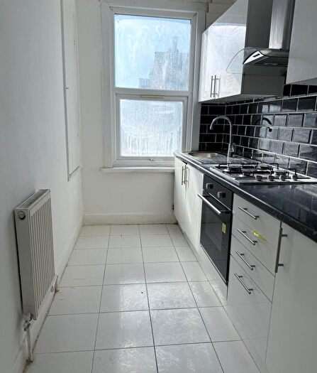 3 Bedroom Flat To Rent In High Road, Leyton, E10