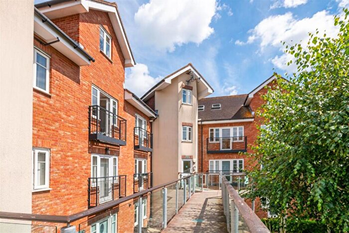 2 Bedroom Apartment For Sale In Lumley Road, Horley, Surrey, RH6