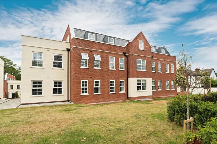 2 Bedroom Flat To Rent In Jubilee Gardens, Weybridge, Surrey, KT13