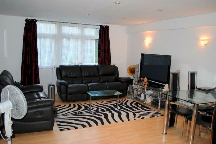 2 Bedroom Apartment To Rent In Woking, GU22