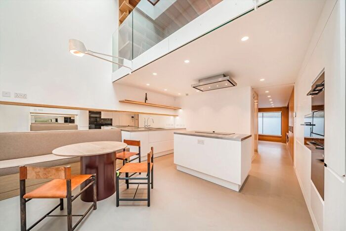 4 Bedroom Flat To Rent In Lonsdale Road, Notting Hill, W11