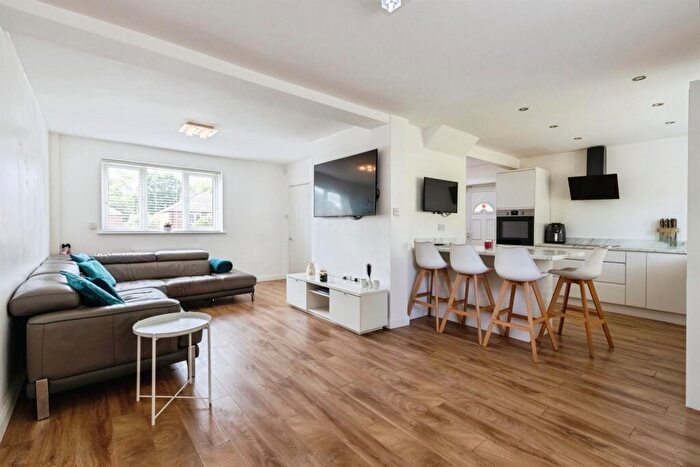 3 Bedroom Semi-Detached House For Sale In Kentmere Avenue, Leeds, LS14