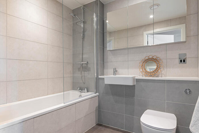 2 Bedroom Apartment To Rent In Domain, Tilling Courtyard, Weldale Street, Reading, Berkshire, RG1