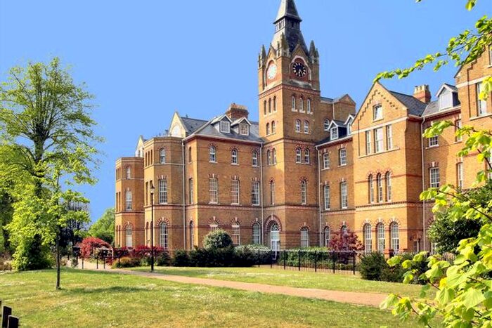 2 Bedroom Flat To Rent In Florence Way, Knaphill, Woking, Surrey, GU21