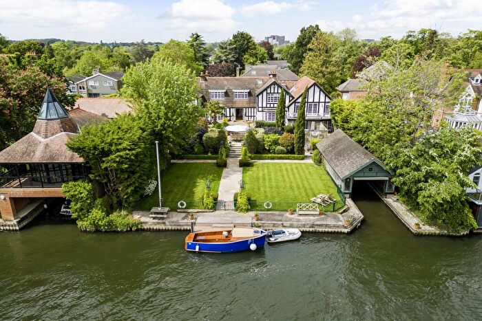 6 Bedroom Detached House For Sale In Doannee House, Fishery Road, Bray, Berkshire, SL6