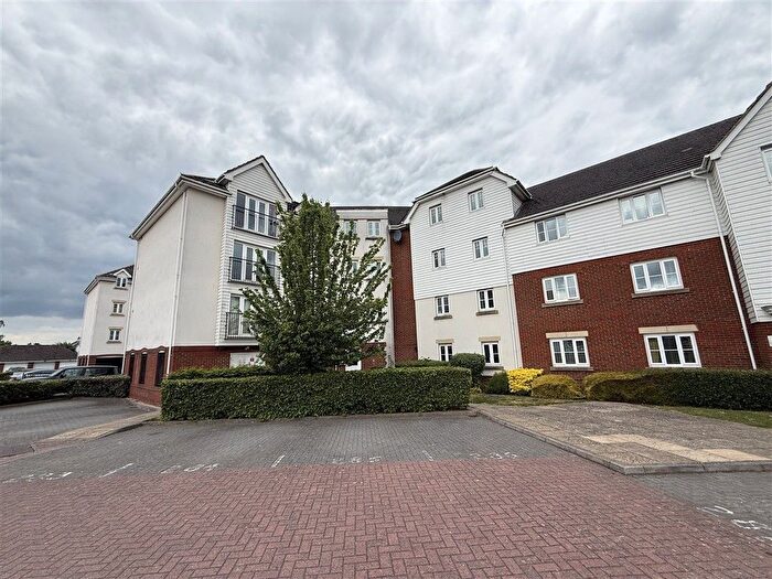2 Bedroom Flat For Sale In Ingram Close, Larkfield, Aylesford, Kent, ME20