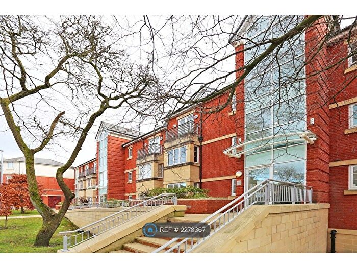 2 Bedroom Flat To Rent In George Street, Prestwich, Manchester, M25