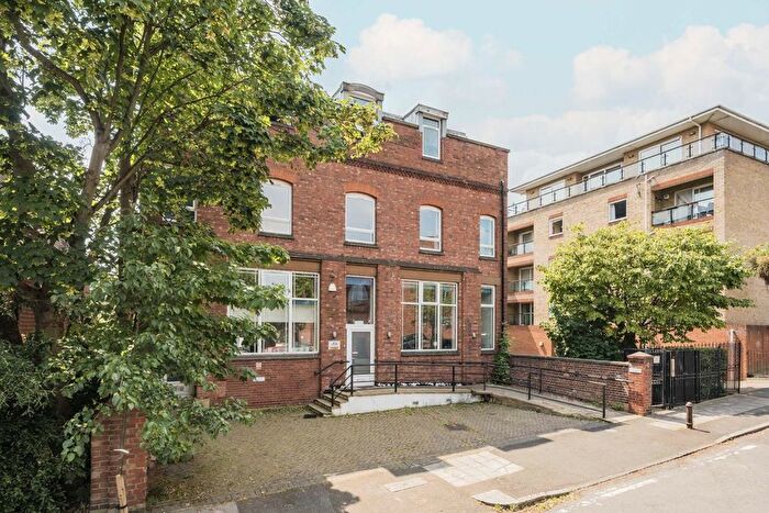 3 Bedroom Flat To Rent In Salisbury Road, London, SW19