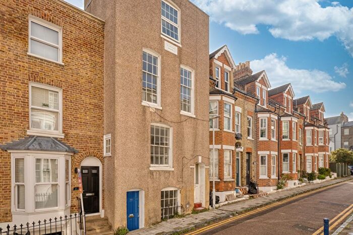 2 Bedroom Flat For Sale In Abbots Hill, Ramsgate, Kent, CT11