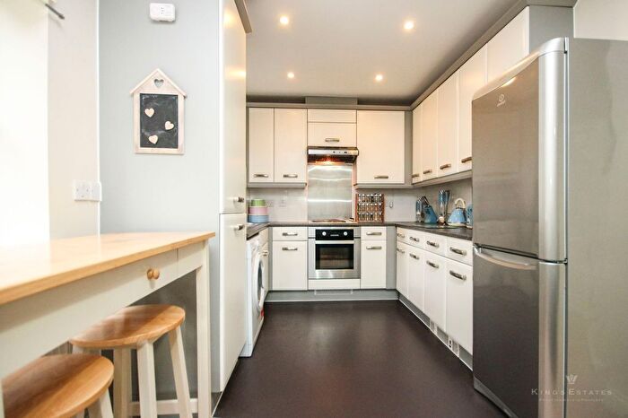 2 Bedroom Flat For Sale In Broomfield, Bells Yew Green, TN3