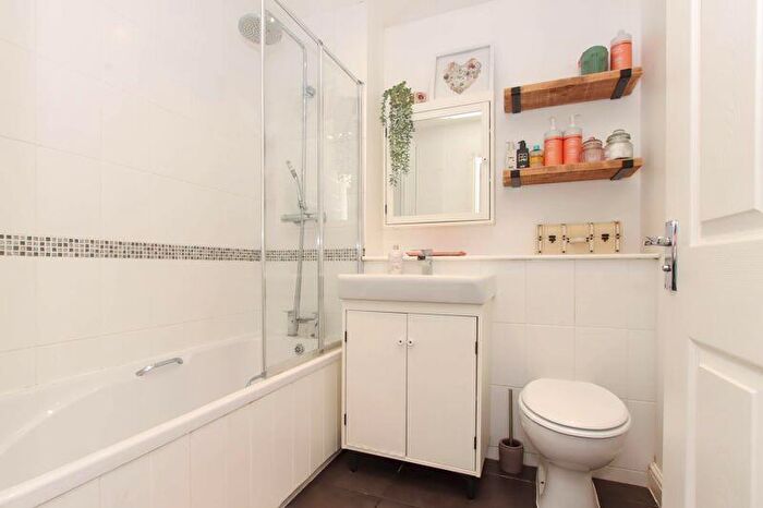 2 Bedroom Cottage For Sale In Park Road, Tring, HP23