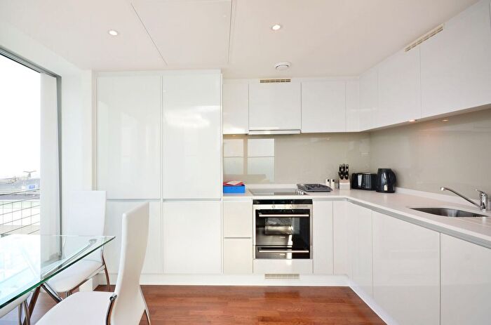 2 Bedroom Flat To Rent In Landmark Tower, Canary Wharf, London, E14