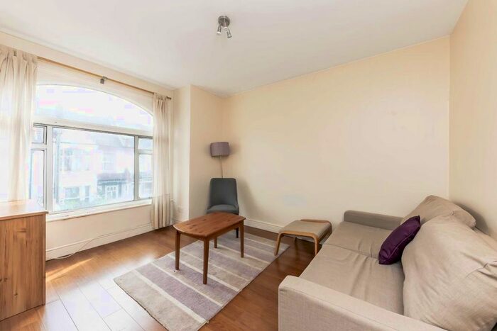 3 Bedroom Flat To Rent In Undine Street, London, SW17