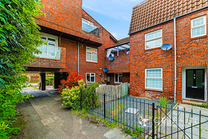 2 Bedroom Flat For Sale In Laindon, Basildon, SS15