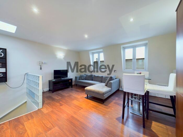 3 Bedroom Maisonette To Rent In Tower Bridge Road, London, SE1