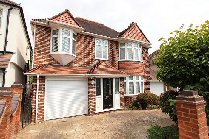 4 Bedroom Detached House For Sale In Barnehurst Avenue, Bexleyheath, DA7