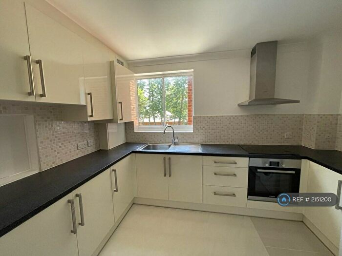 2 Bedroom Flat To Rent In The Gables, London, N12