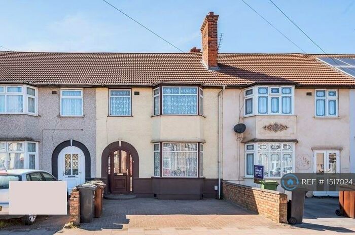 3 Bedroom Terraced House To Rent In Ballards Road, Dagenham, RM10