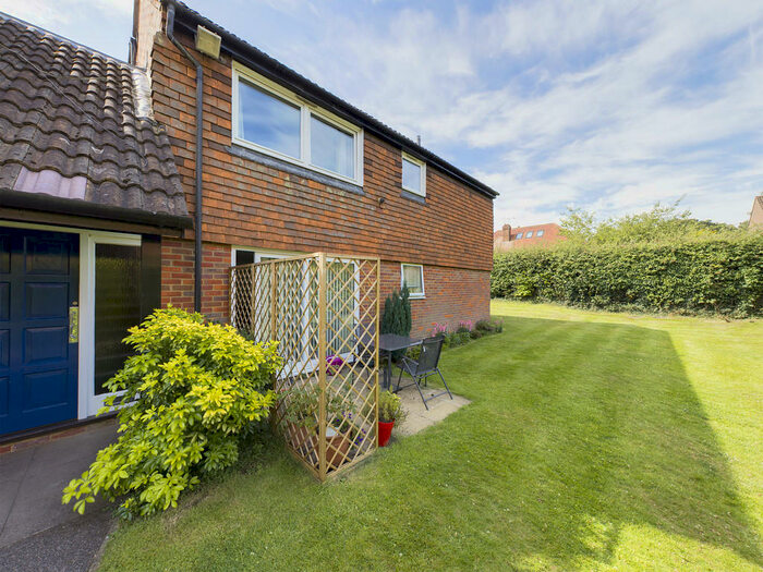 2 Bedroom Apartment To Rent In St. Johns Road, Penn, HP10