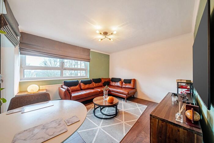 2 Bedroom Flat To Rent In Winterfold Close, Southfields, SW19
