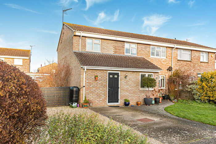 3 Bedroom Semi Detached House For Sale In Halifax Road, Bicester, OX26