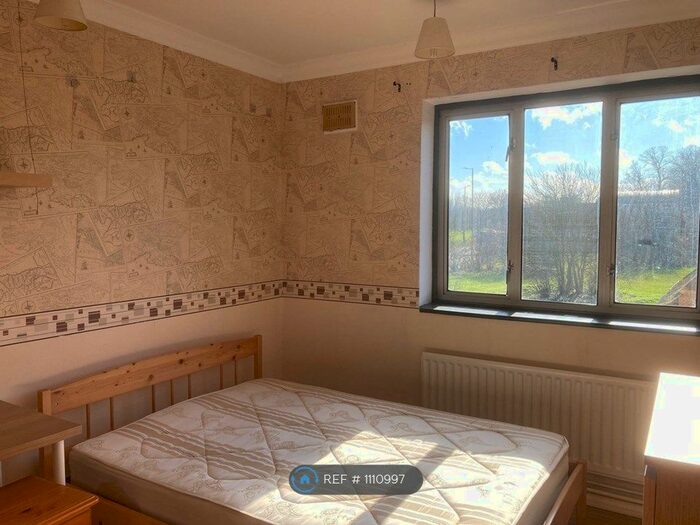 3 Bedroom Flat To Rent In Claire Court, Mitcham, CR4