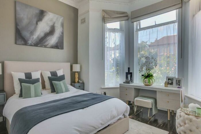 1 Bedroom Apartment To Rent In Mansfield Road, IG1