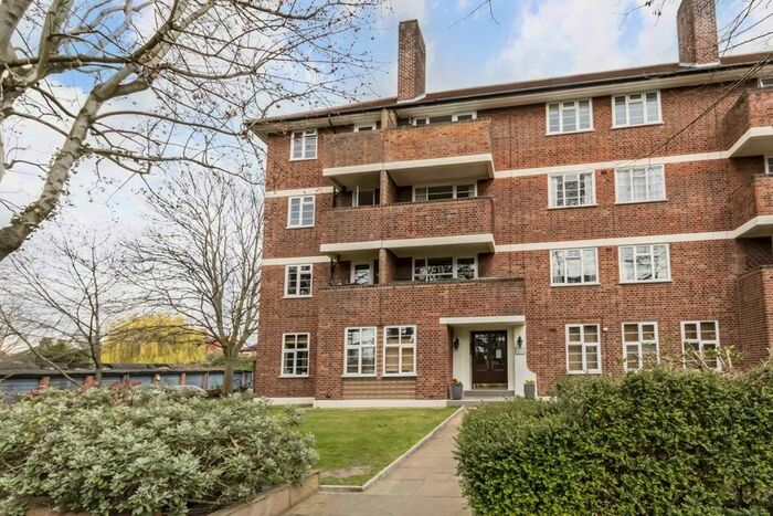 3 Bedroom Flat To Rent In Sheen Court, Richmond, TW10