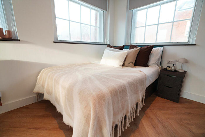 Apartment To Rent In Apt, - Cookridge Street #, LS2