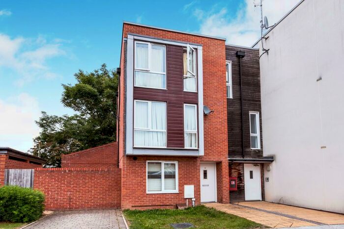 4 Bedroom Town House To Rent In Wylie Gardens, Everest Park, RG24