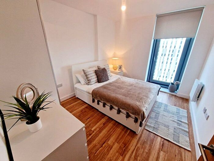 1 Bedroom Flat To Rent In Michigan Point Tower D, Michigan Avenue, M50