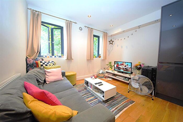2 Bedroom Flat To Rent In High Road, East Finchley, N2